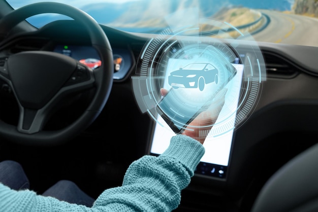 Il conducente controlla un'auto autonoma utilizzando uno smartphone