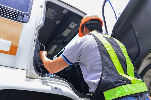 Il conducente indossa equipaggiamento di sicurezza e guida il camion alla consegna