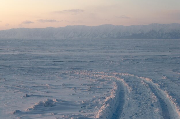 Il congelamento del lago Baikal nella neve Una strada sul ghiaccio del lago