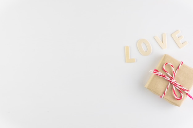Il contenitore di regalo e la parola AMANO su fondo bianco con spazio per testo, San Valentino