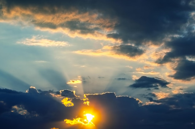 Il contrasto espressivo delle nuvole nel cielo e nel sole La natura e la bellezza delle nuvole