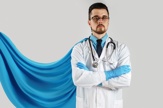 Il coraggioso medico supereroe con mantello blu ci aiuterà nella battaglia contro una pandemia di virus