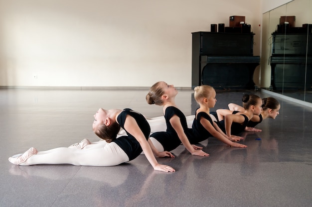 Il coreografo insegna balli ai bambini.