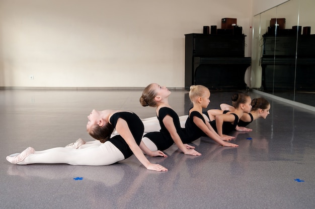 Il coreografo insegna balli ai bambini.