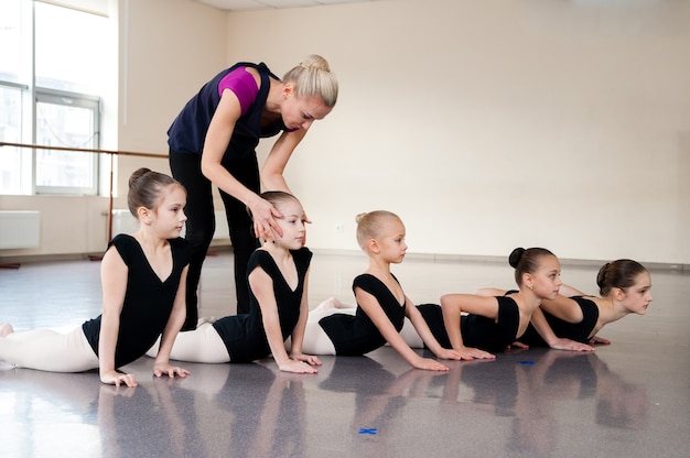 Il coreografo insegna i balli ai bambini.