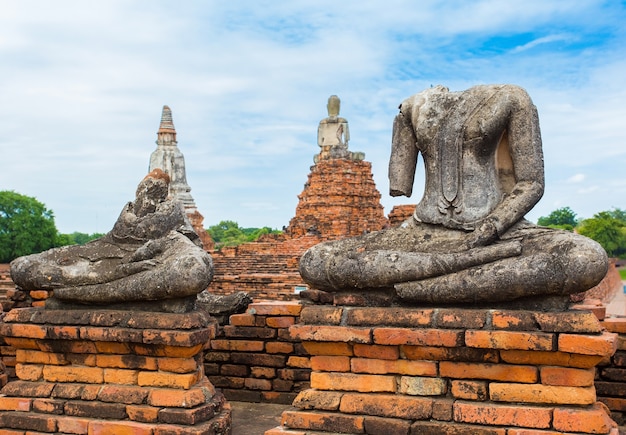 Il corpo di una pietra immagine del Buddha su un vecchio recinto al tempio Chaiwatthanaram, provincia di Ayutthaya Thailandia