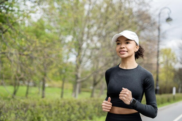 Il corridore è un atleta che esegue una corsa di allenamento attiva utilizza un orologio fitness