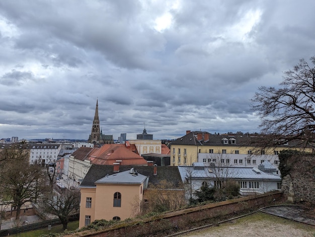 Il cortile del castello medievale con vista sullo skyline della città dal tetto a Linz, in Austria