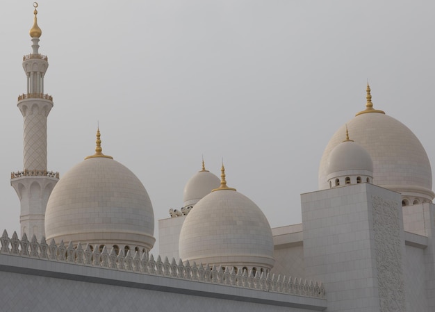 Il cortile della Grande Moschea dello Sceicco Zayed ad Abu Dhabi