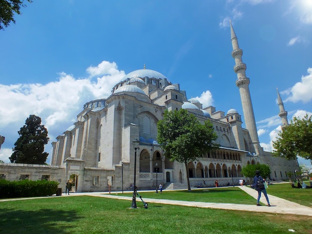 Il cortile della Moschea Suleymaniye progettato da Mimar Sinan. Istanbul, Turchia - 13 luglio 2022.