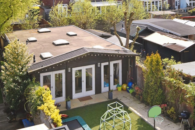 Il cortile di una casa d'élite con alberi e giardino