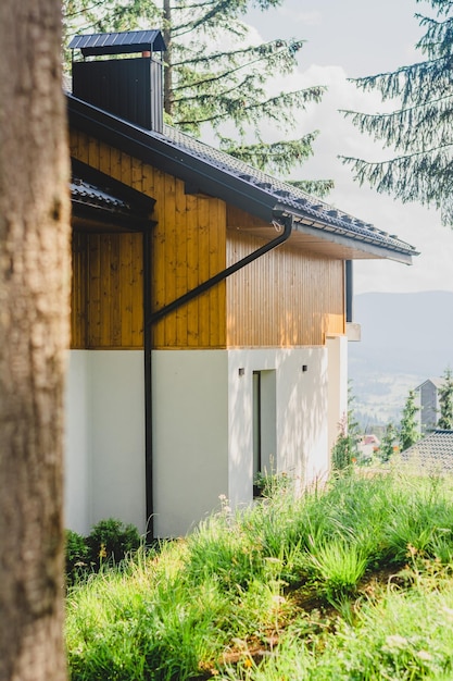 Il cortile di una casa di campagna in montagna