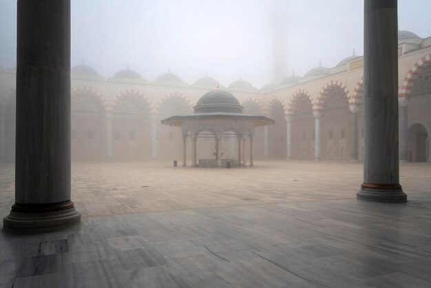 Il cortile e il luogo per le abluzioni rituali della moschea di Chamlyja in una giornata nebbiosa Istanbul Turchia