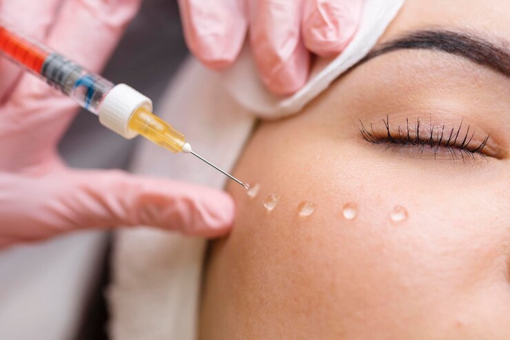 Il cosmetologo fa iniezioni antirughe ringiovanenti sul viso di una bella donna Cosmetologia estetica femminile in un salone di bellezza