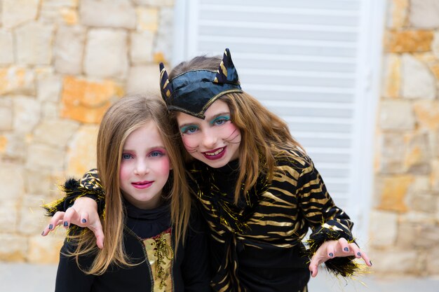 Il costume delle ragazze del bambino di Halloween che spaventa il gesto