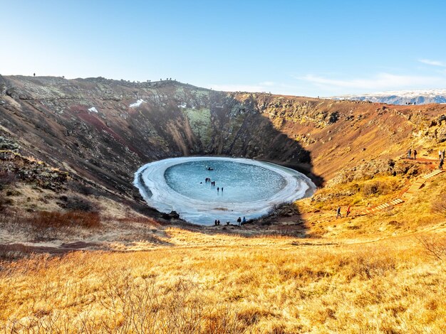 Il cratere di Kerid, enorme e tranquillo cratere vulcanico, diventa un lago di ghiaccio duro in Islanda lungo la strada del cerchio d'oro