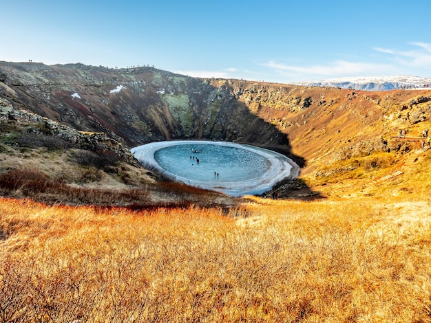 Il cratere di Kerid, enorme e tranquillo cratere vulcanico, diventa un lago di ghiaccio duro in Islanda lungo la strada del cerchio d'oro