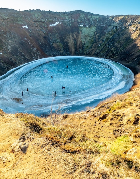 Il cratere di Kerid, enorme e tranquillo cratere vulcanico, diventa un lago di ghiaccio duro in Islanda lungo la strada del cerchio d'oro