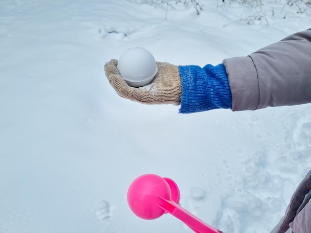 Il creatore di palle di neve rosa crea palle di neve