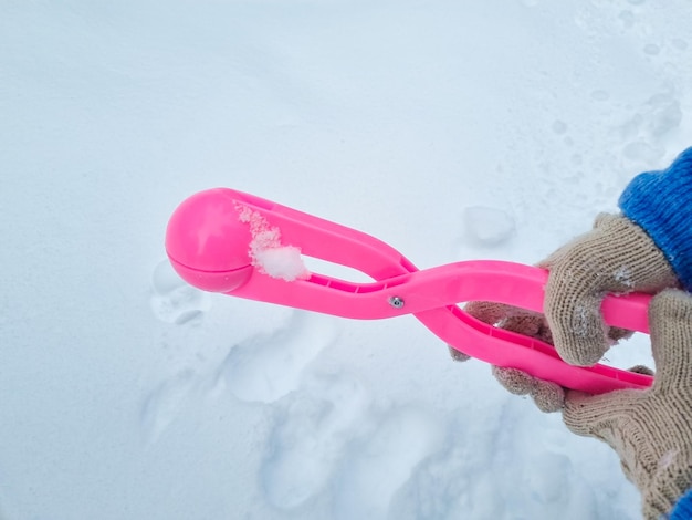 Il creatore di palle di neve rosa crea palle di neve