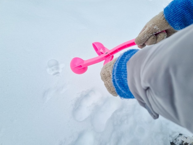 Il creatore di palle di neve rosa crea palle di neve