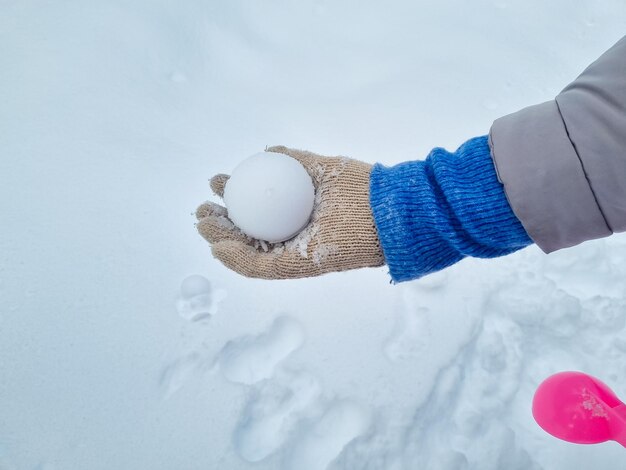 Il creatore di palle di neve rosa crea palle di neve