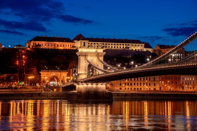 Il crepuscolo a Budapest, il ponte delle catene sul Danubio, il riflesso delle luci notturne sull'acqua