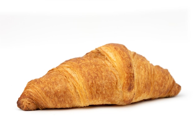 Il croissant francese fresco isolato nel blackground bianco