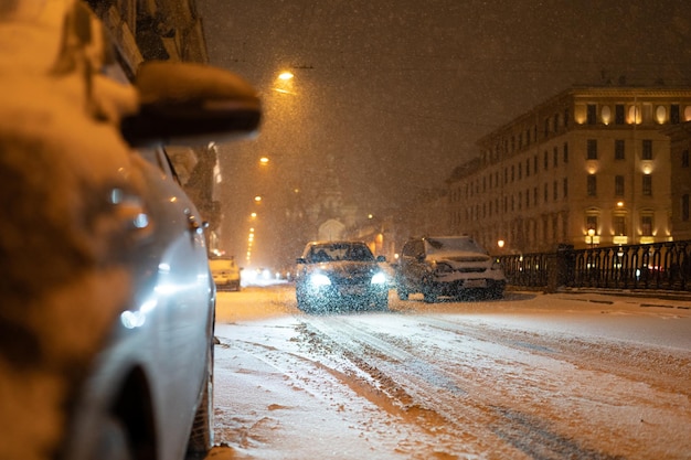 Il crollo dei trasporti durante la nevicata invernale di notte la bufera di neve provoca un enorme ingorgo stradale