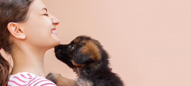 Il cucciolo sta dando un bacio alla sua proprietaria