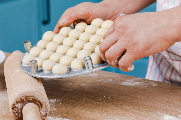 Il cuoco in cucina fa gli gnocchi Il concetto di cucinare