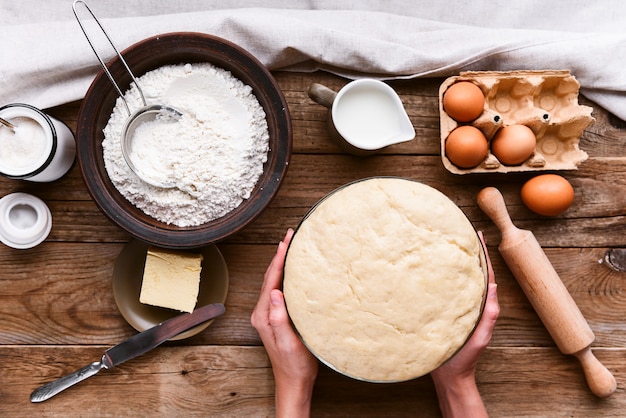 Il cuoco prepara l'impasto accanto agli ingredienti