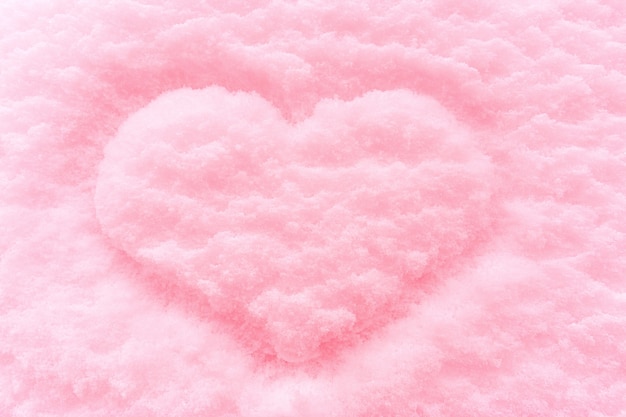 Il cuore disegnato nella neve