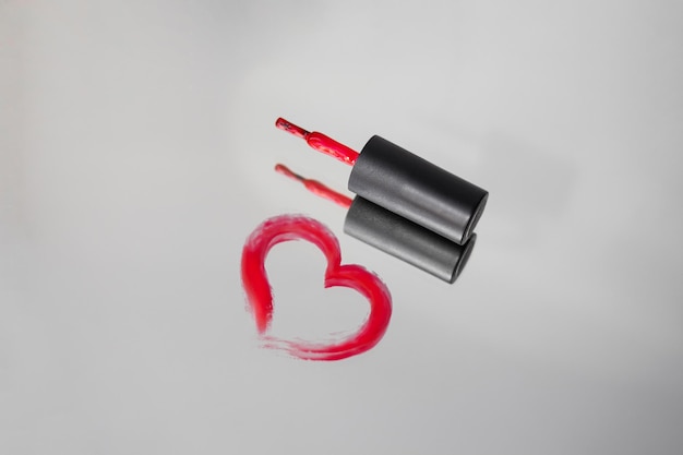 Il cuore è dipinto con smalto gel rosso sullo specchio. Spennellare con smalto gel rosso.