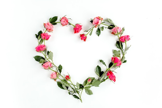 Il cuore è rivestito di rose rosse su sfondo bianco Sfondo di San Valentino Motivo floreale