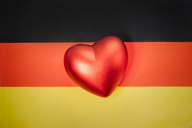 Il cuore rosso è sulla bandiera della Germania Il concetto di sentimenti patriottici per il proprio stato Patriottismo