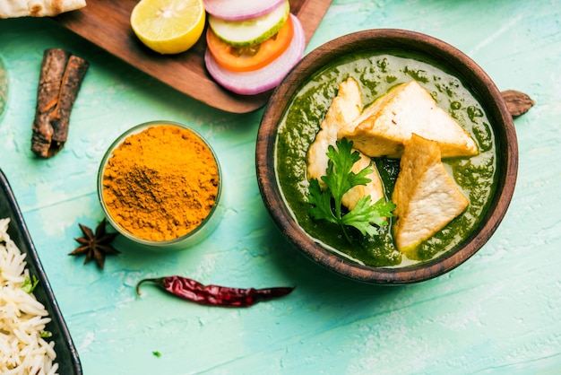 Il curry Palak Paneer è una ricetta popolare dell'India settentrionale per il pranzo o la cena a base di ricotta in curry verde di spinaci. solitamente servito con riso e chapati o naan