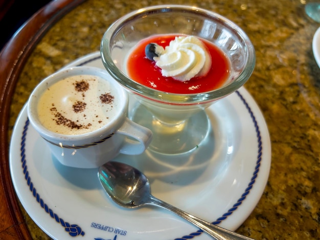 Il delizioso dessert gelato alla fragola con gelato alla vaniglia