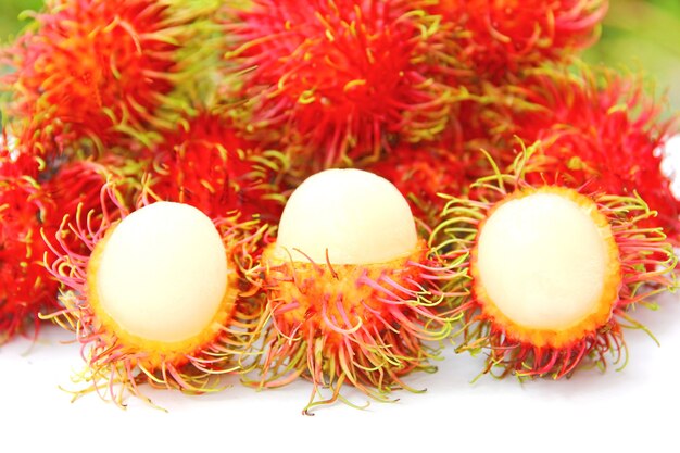 Il delizioso dolce fresco di frutta tropicale di rambutan e la buccia di rambutan si esibiscono di..