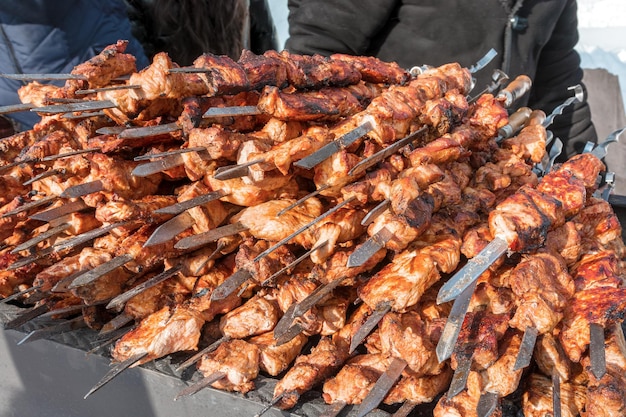 Il delizioso shish kebab viene venduto al mercato di strada Cibo di strada