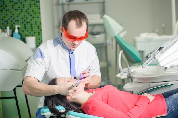 Il dentista accetta i pazienti nella clinica dentale