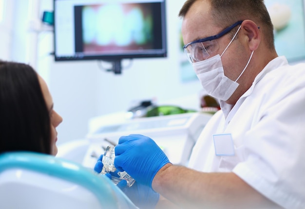 Il dentista e il suo assistente effettuano un esame approfondito