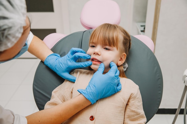 Il dentista esamina i denti del bambino sulla poltrona del dentista. concetto di medicina e odontoiatria.