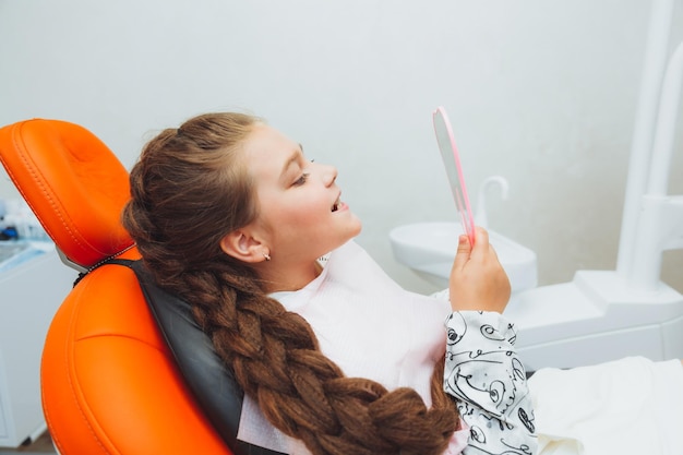 Il dentista esamina i denti di un ragazzo di 13 anni nella clinica odontoiatria pediatrica