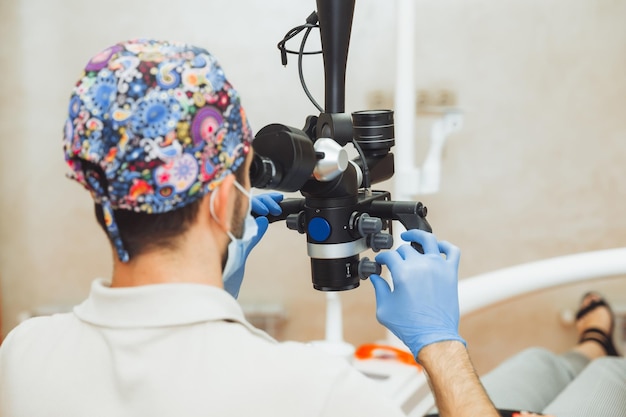 Il dentista esamina la bocca del paziente con un microscopio dentale trattamento dentale il concetto di microscopio denti sani in odontoiatria