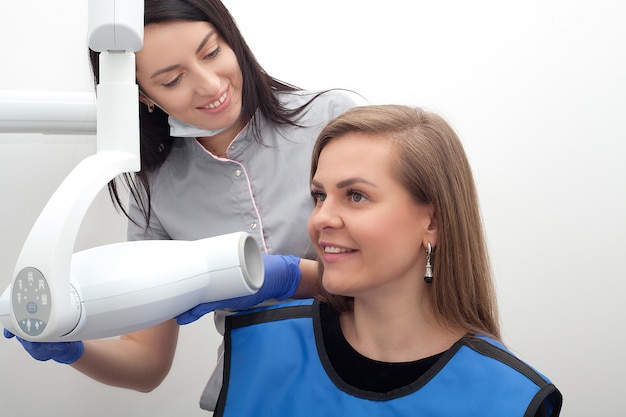 Il dentista fa una radiografia dei denti del paziente