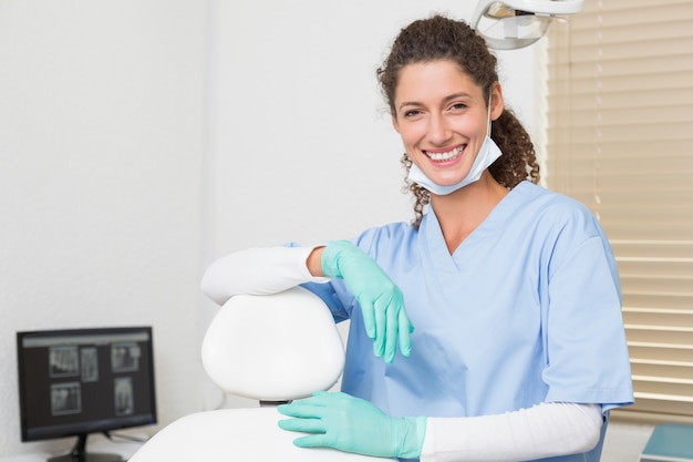 Il dentista in blu frega sorridere alla macchina fotografica