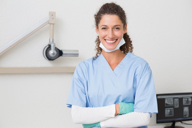 Il dentista in blu frega sorridere alla macchina fotografica