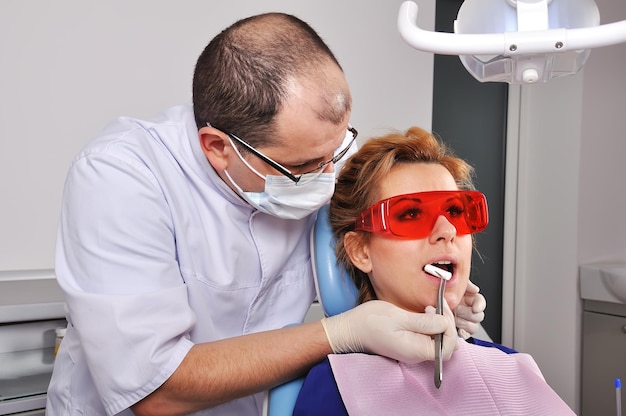 Il dentista inserisce il tampone