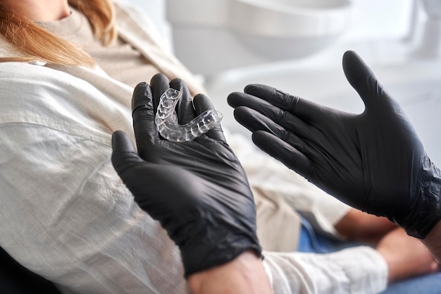 Il dentista mostra ai pazienti i dispositivi di ritenzione
